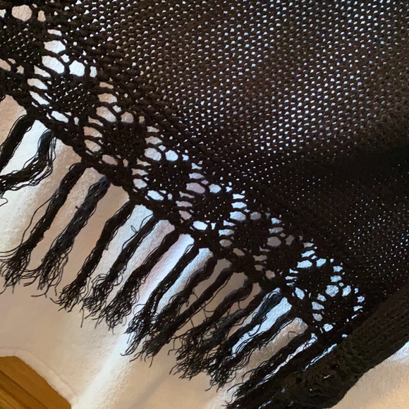 🌸🌸Poof! Black fringed knit vest - Picture 6 of 6